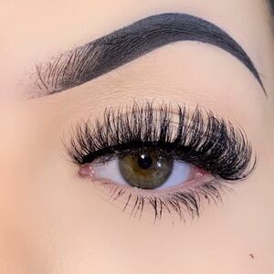 Voluminous Black False Eyelashes